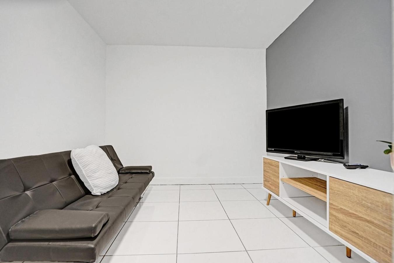 Hallandale Holiday Retreat Hollywood Boardwalk Холандейл Бийч Екстериор снимка