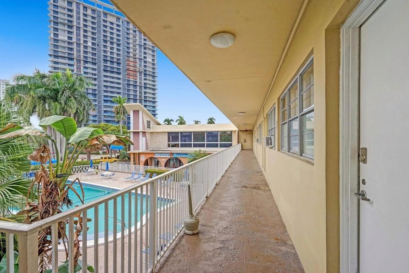 Hallandale Holiday Retreat Hollywood Boardwalk Холандейл Бийч Екстериор снимка