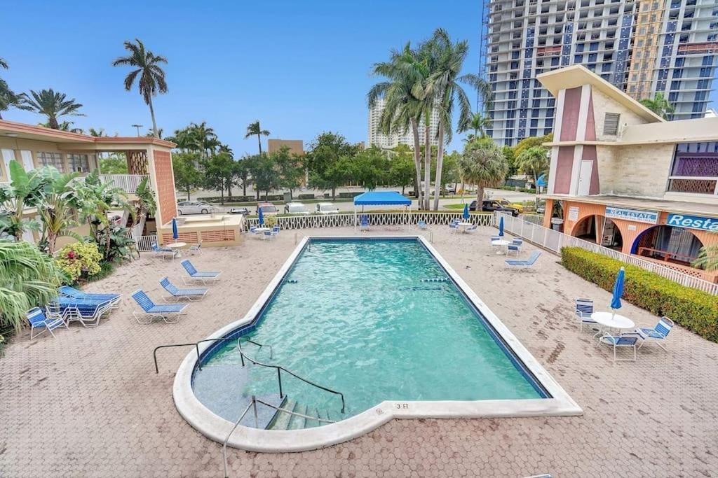 Hallandale Holiday Retreat Hollywood Boardwalk Холандейл Бийч Екстериор снимка