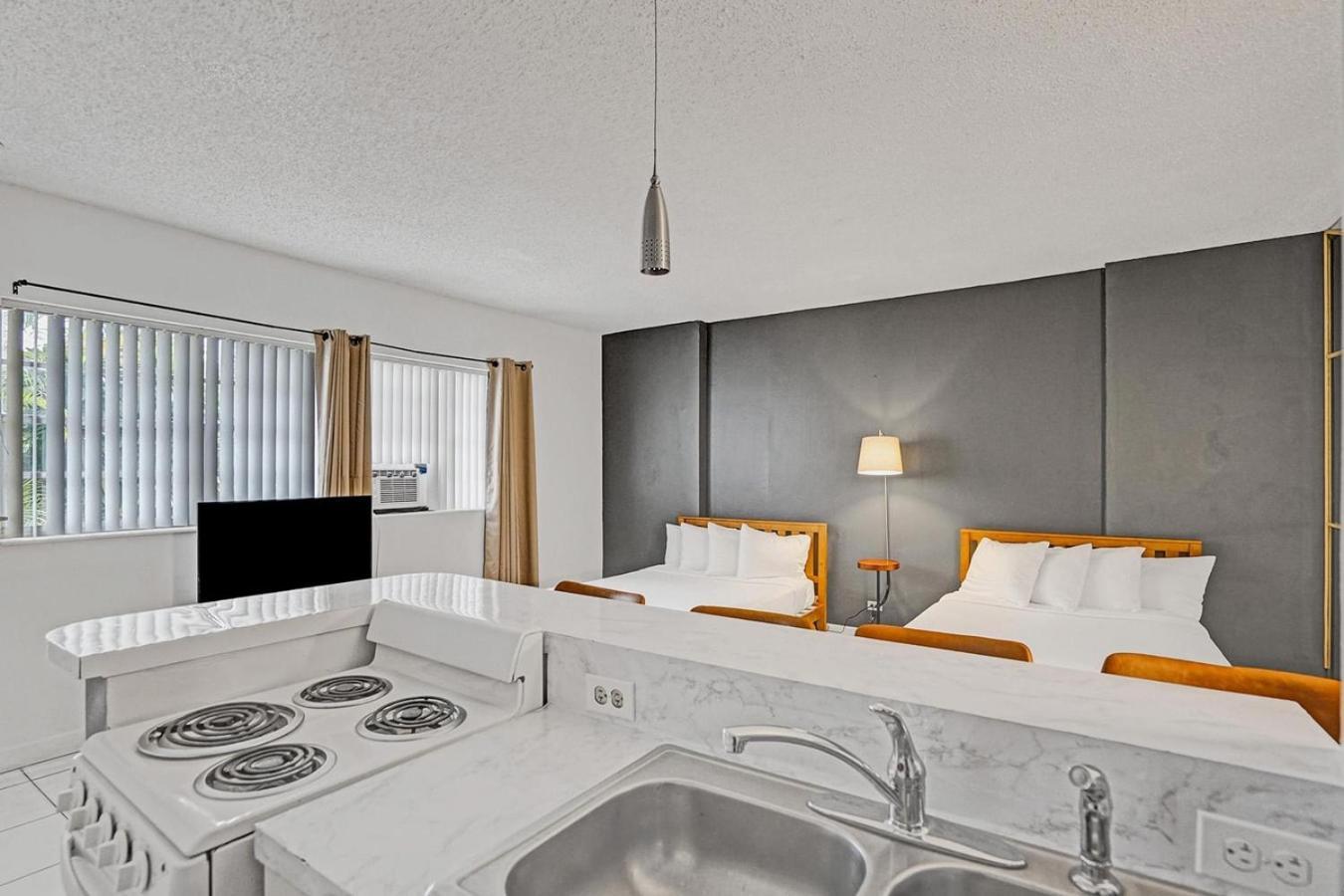 Hallandale Holiday Retreat Hollywood Boardwalk Холандейл Бийч Екстериор снимка
